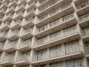 Hotelfassade mit gleichförmigen Balkons
